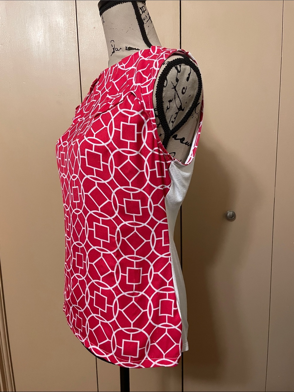 Geometric Print Shell Top - Red & White - Picture 6 of 12